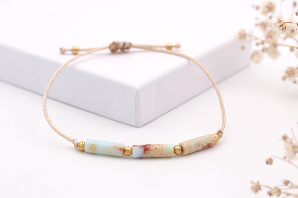 Makramee Armband mit 3 bunten Glas Röhrchen in der Mitte in türkis-beige-rot marmoriert als perfektes Sommer Accessoire für die Frau