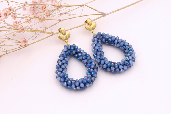 Blaue, lange Perlenohrringe mit goldfarbenen Ohrsteckern aus Edelstahl