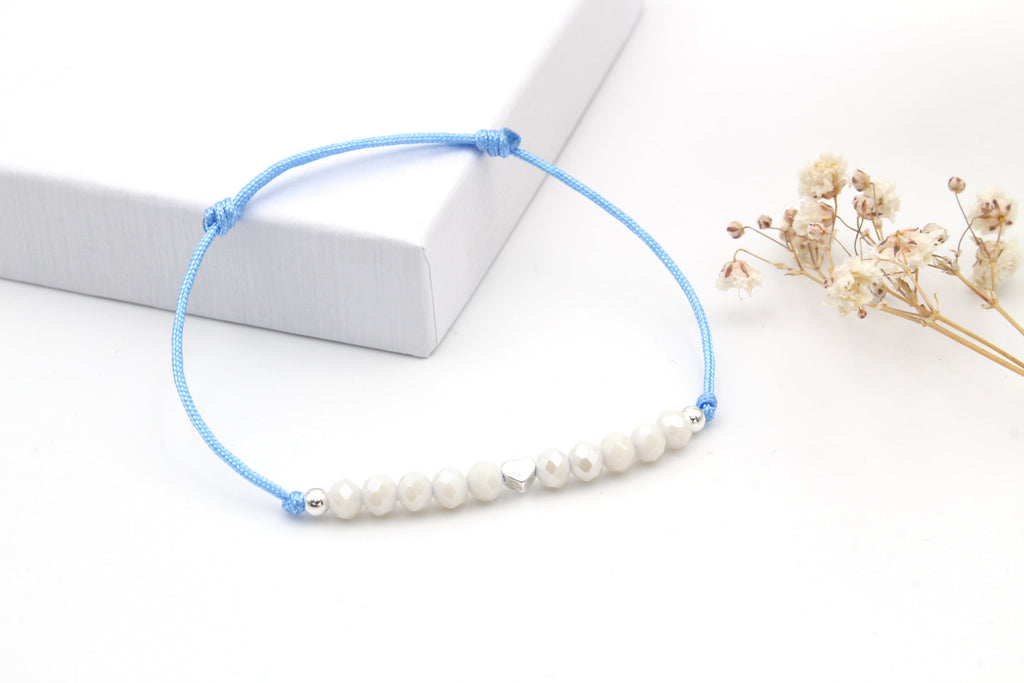 Blaues Makramee Armband mit naturweißen Perlen als Wedding Bracelet für deine Hochzeit