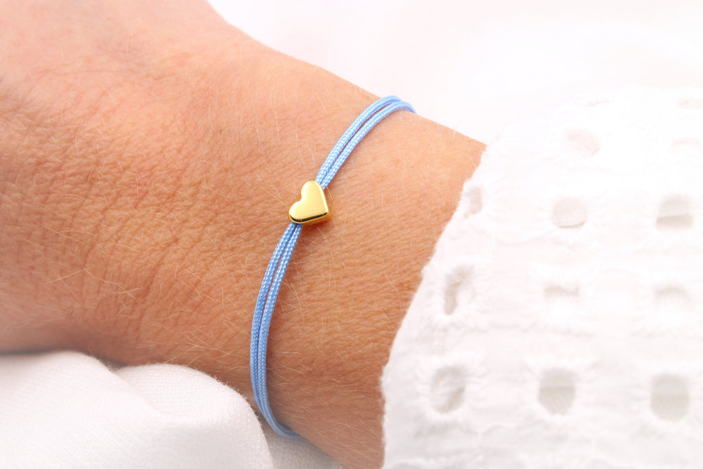 etwas blaues zur Hochzeit, blaues Makramee Armband mit Herz in rosegoldfarben am Handgelenk getragen