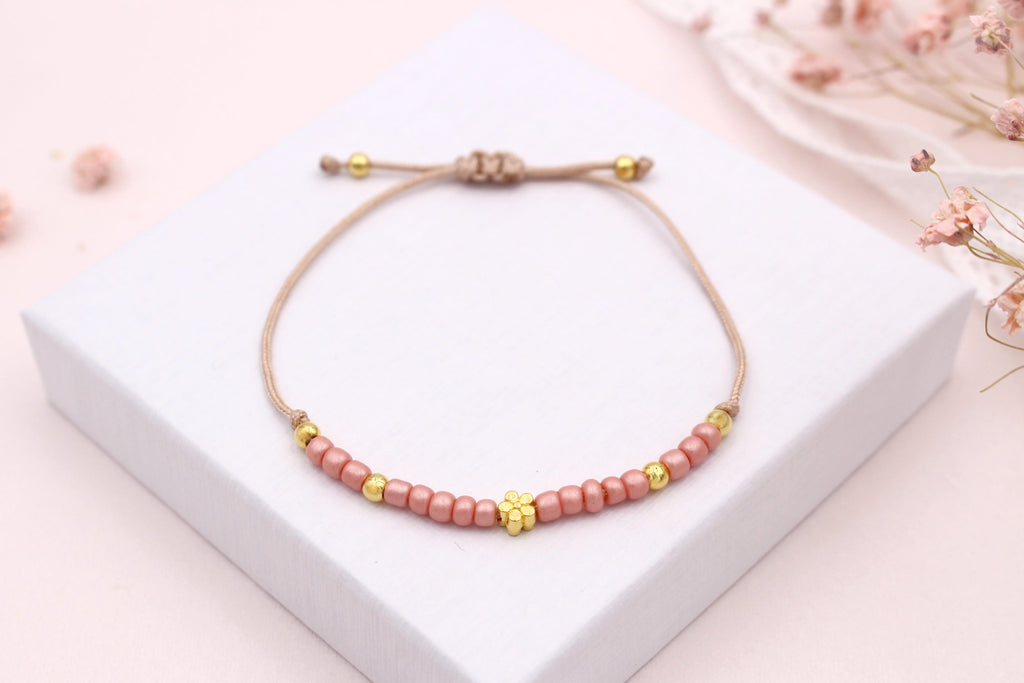 Filigranes Blumenarmband für das Blumenkind mit goldfarbene Perlen und verstellbarem Verschluss
