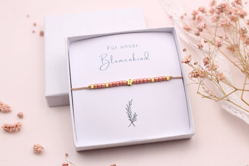 Geschenkidee für Blumenkind zur Hochzeit zu fragen, Armband mit Karte in Schachtel verpackt