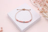 Rose farbenes Perlenarmband mit silberfarbener Blume und zarten Details für das Blumenmädchen