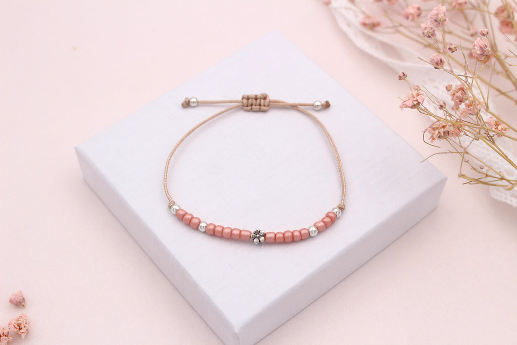 Rose farbenes Perlenarmband mit silberfarbener Blume und zarten Details für das Blumenmädchen