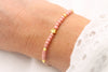 Blumenarmband mit goldfarbenen Details für das Blumenkind zur Hochzeit