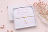 Blumenmädchen fragen Armband mit Karte und Box zum verschenken an das Blumenkind