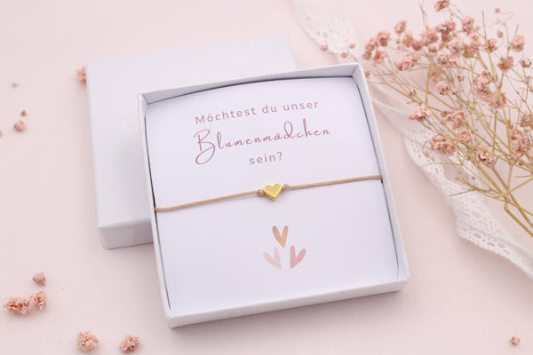 Blumenmädchen fragen Armband mit Karte und Box zum verschenken an das Blumenkind