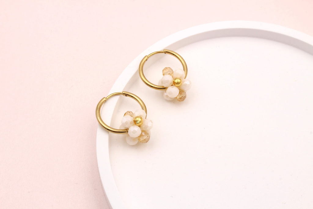 Blüten Creolen in gold mit beige creme