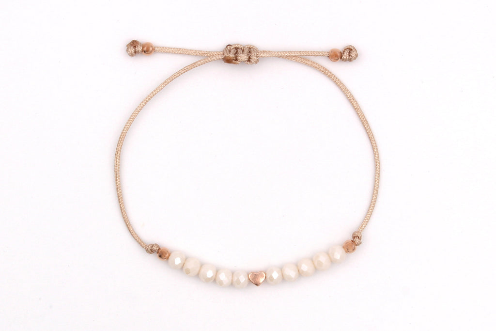 Braut Armband Makramee mit Perlen und Herz auf weißem Hintergrund