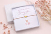 Kleine Geschenk Box für die Brautjungfer zu fragen, mit Armband und Karte gefüllt