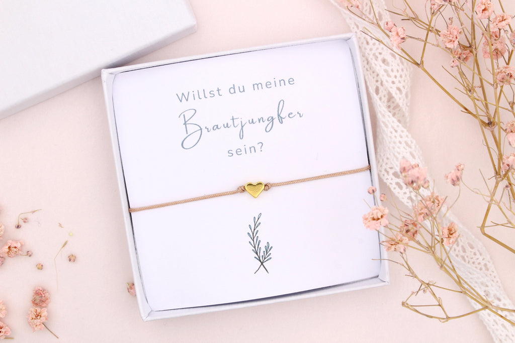 Armband mit Karte für die Brautjungfer zu fragen: Willst du meine Brautjungfer sein?, verpackt in weier Box