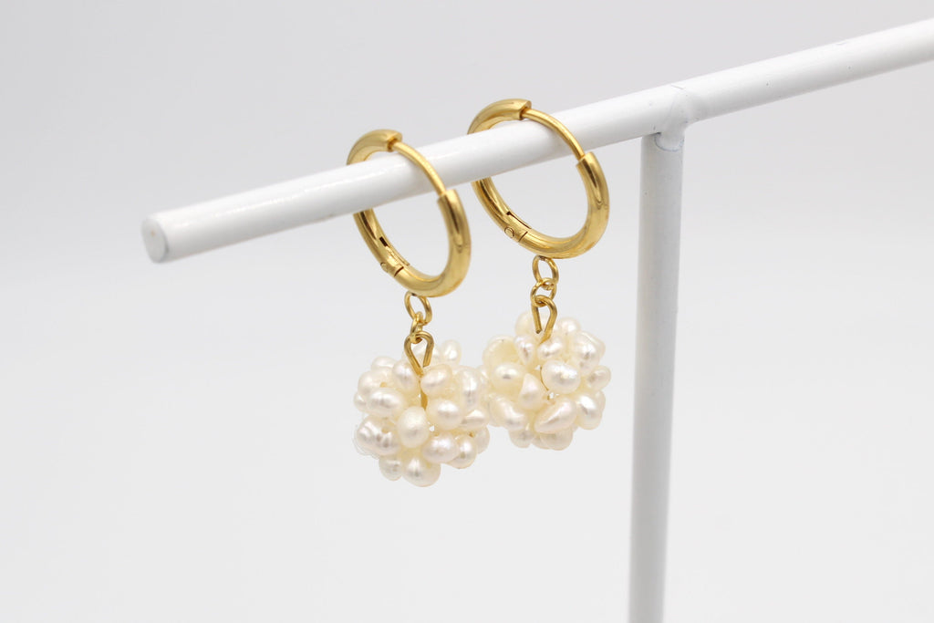 goldfarbene Cluster Ohrringe in Form einer Creole mit Süßwasserperlen Cluster als Anhänger