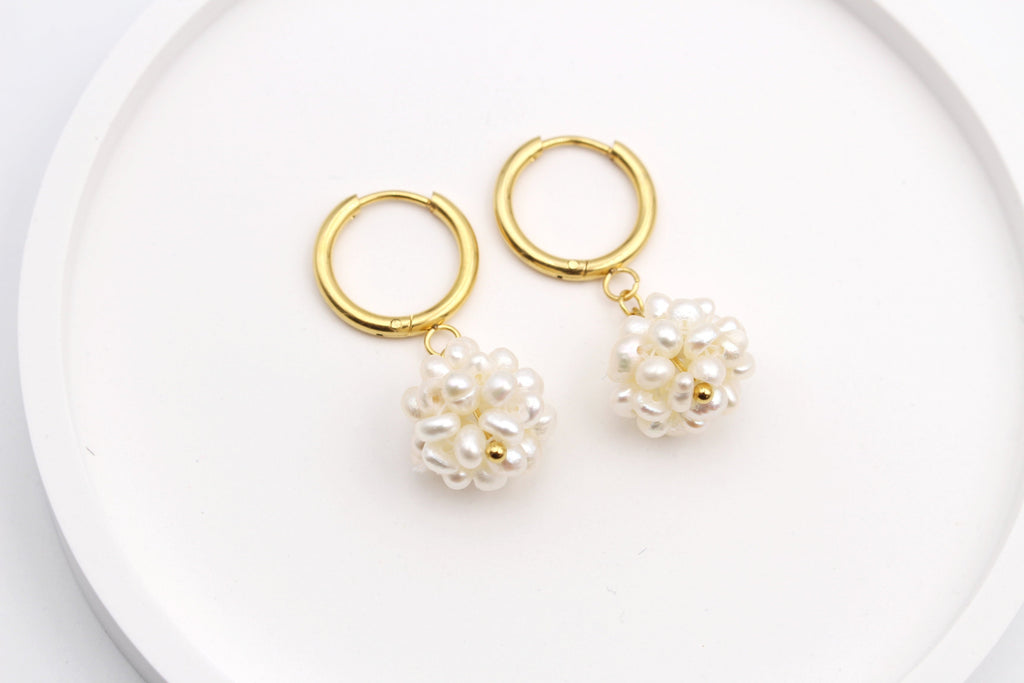 Edelstahl Creolen Ohrringe mit Perlen Cluster als Anhänger in goldfarben