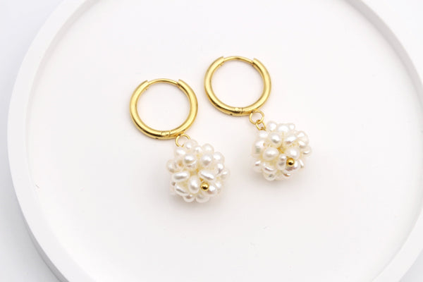 Edelstahl Creolen Ohrringe mit Perlen Cluster als Anhänger in goldfarben