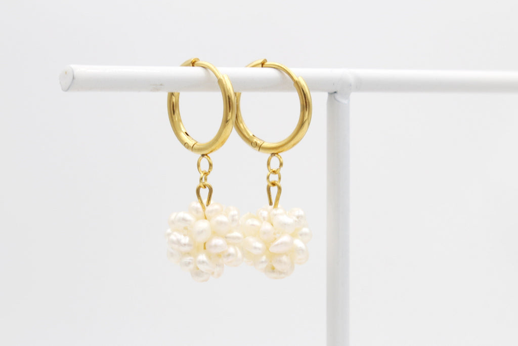goldfarbenes Hoop-Set als Cluster Perlenohrringe aus Süßwasserperlen