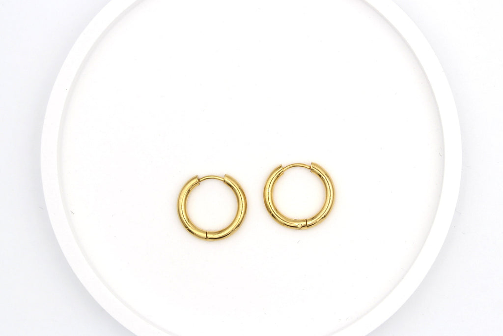 Creolen in goldfarben als klassische Damenohrringe in geschlossener Form mit Gelenkverschluss