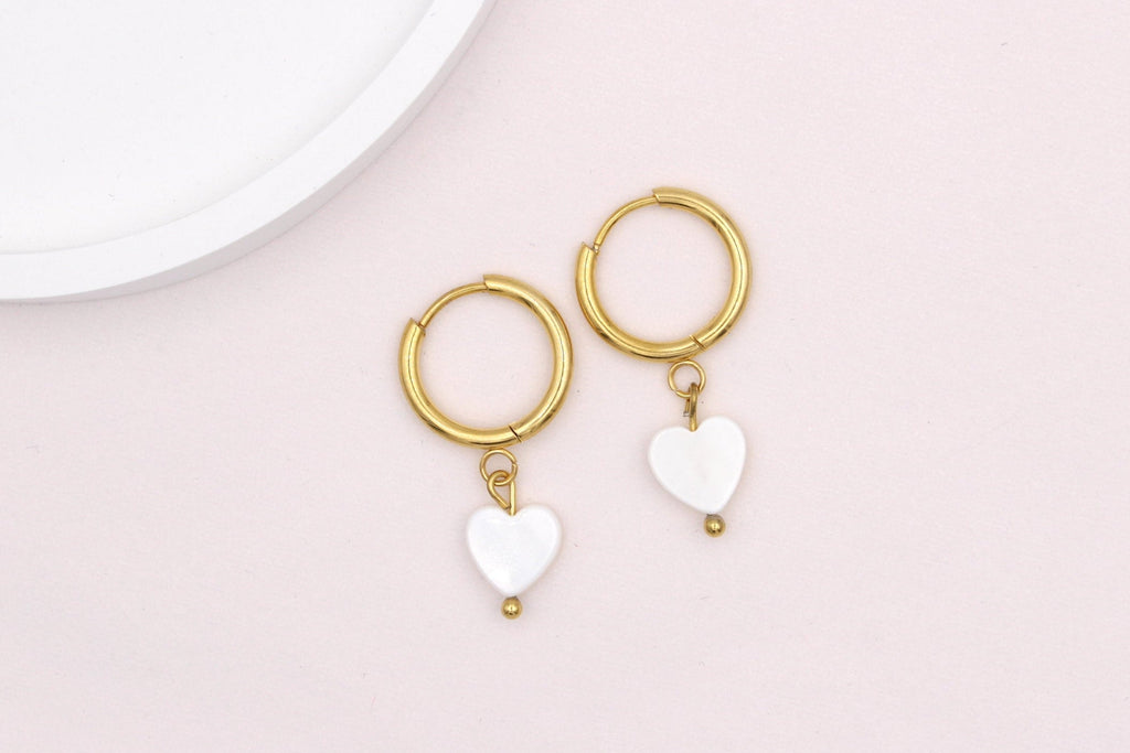 goldfarbene Ohrhänger mit Herz Muschel Anhänger in weiß perlmutt