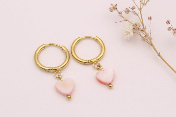goldfarbene Creolen Ohrringe mit Herz Muschel Anhänger in rose oder weiß