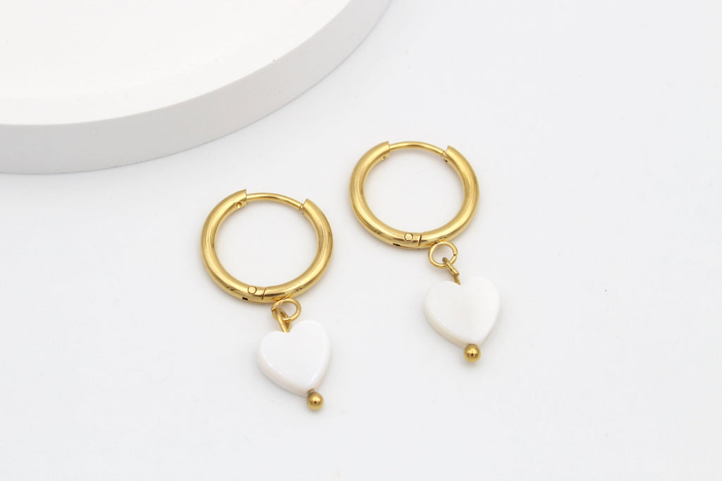 goldfarbene Creolen Ohrhänger mit Herz Anhänger in weiß perlmutt schimmernd