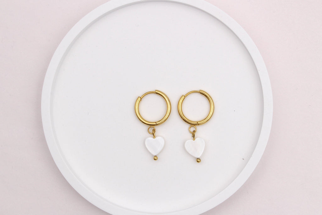 Herz Ohrringe in goldfarben mit weißem perlmutt schimmernden Herz Anhänger