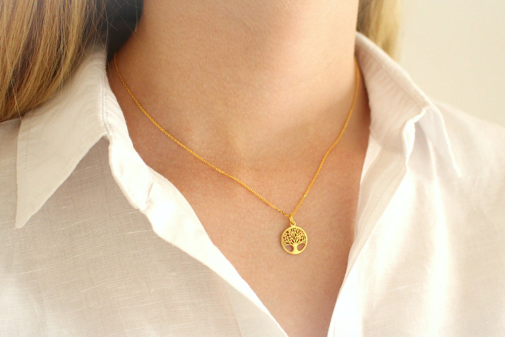 Kette Lebensbaum 925 Silber vergoldet am Hals der Dame getragen