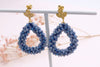 blaue Ohrstecker mit goldfarbenen Details