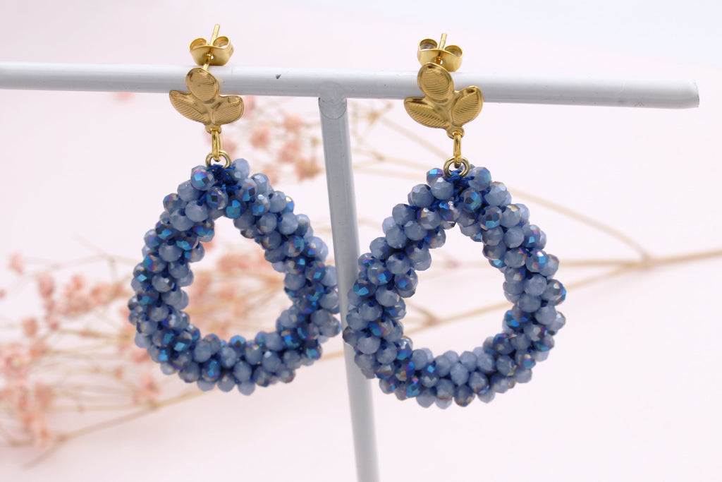 blaue Ohrstecker mit goldfarbenen Details