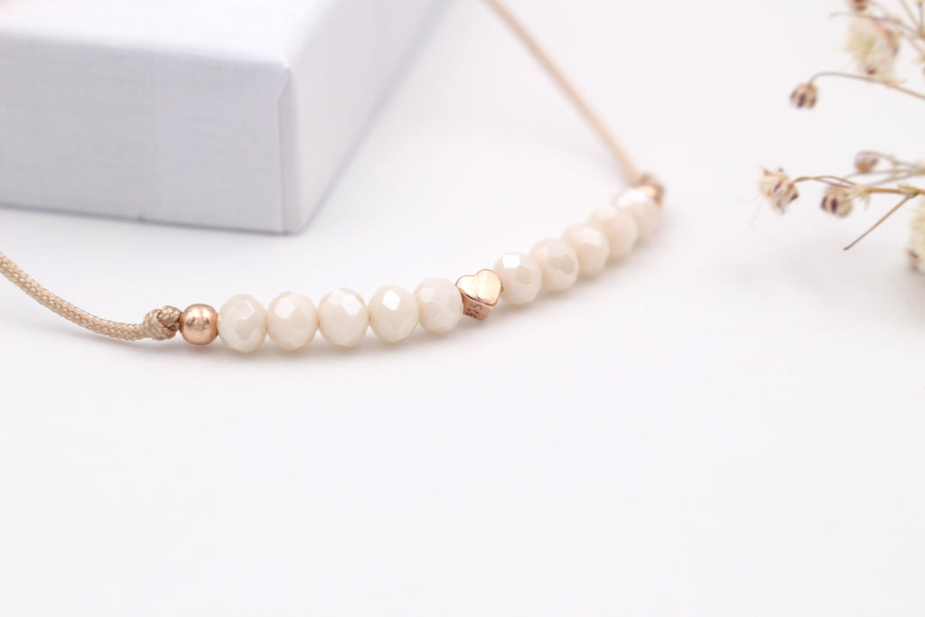 Details des Herzes in rosegold vom Braut Armband mit Pelen