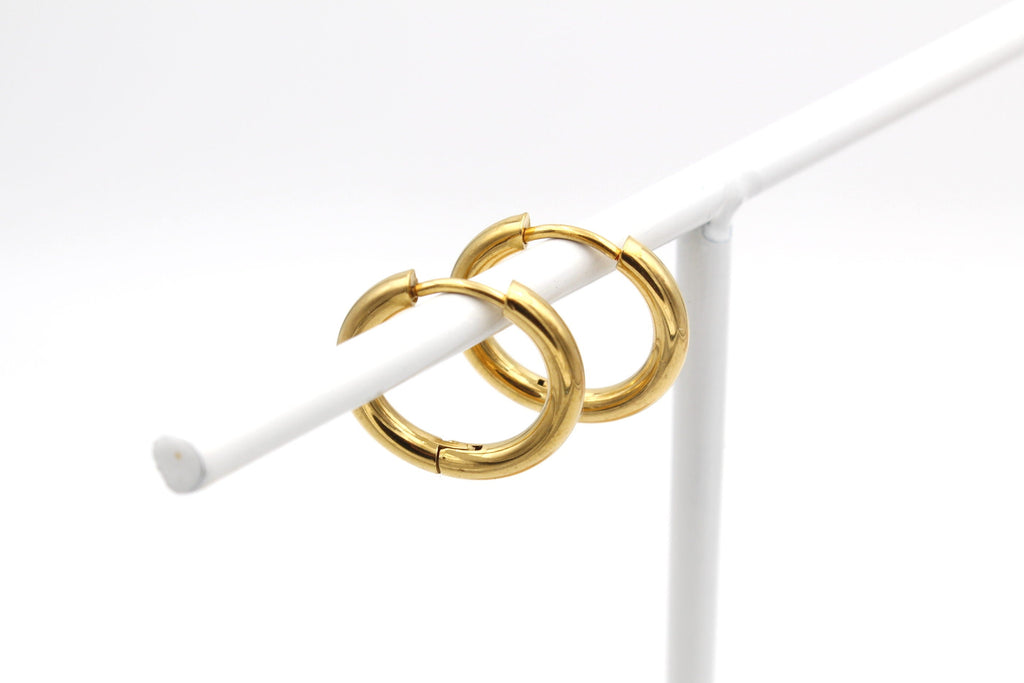 goldfarbene Ohrringe als Creolen in geschlossener Form