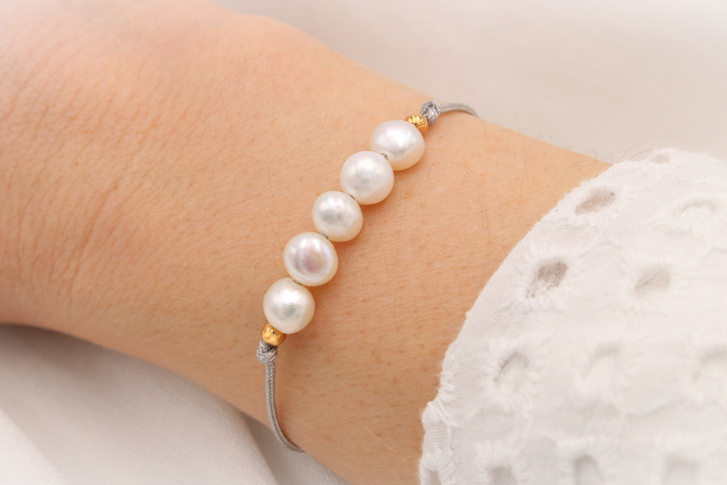graues Damen Armband mit 5 Süßwasserperlen in naturweiß