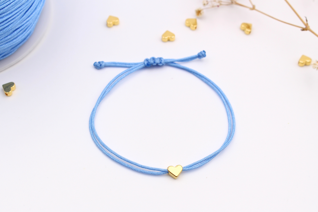 blaues Armband zur Hochzeit mit Herz in goldfarben und geflochtenem Makramee Verschluss