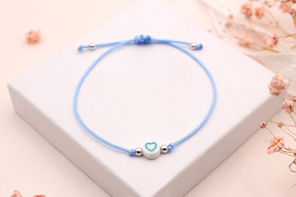 hell Blaues Makramee Armband mit Herz Perle und silberfarbenen Details als Glücksbringer für den Schulstart