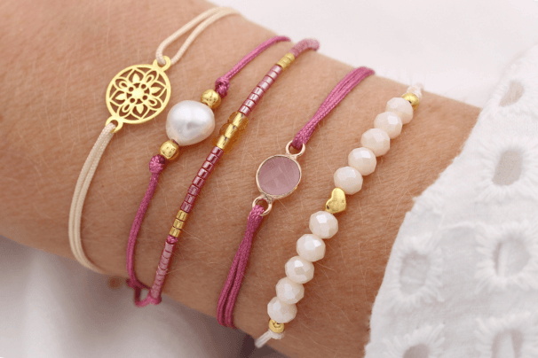 5 Makramee und Perlen Armbänder in den Herbst Winter Farben 2025 2026, burgund, beige-gold als perfektes Modeschmuckstück