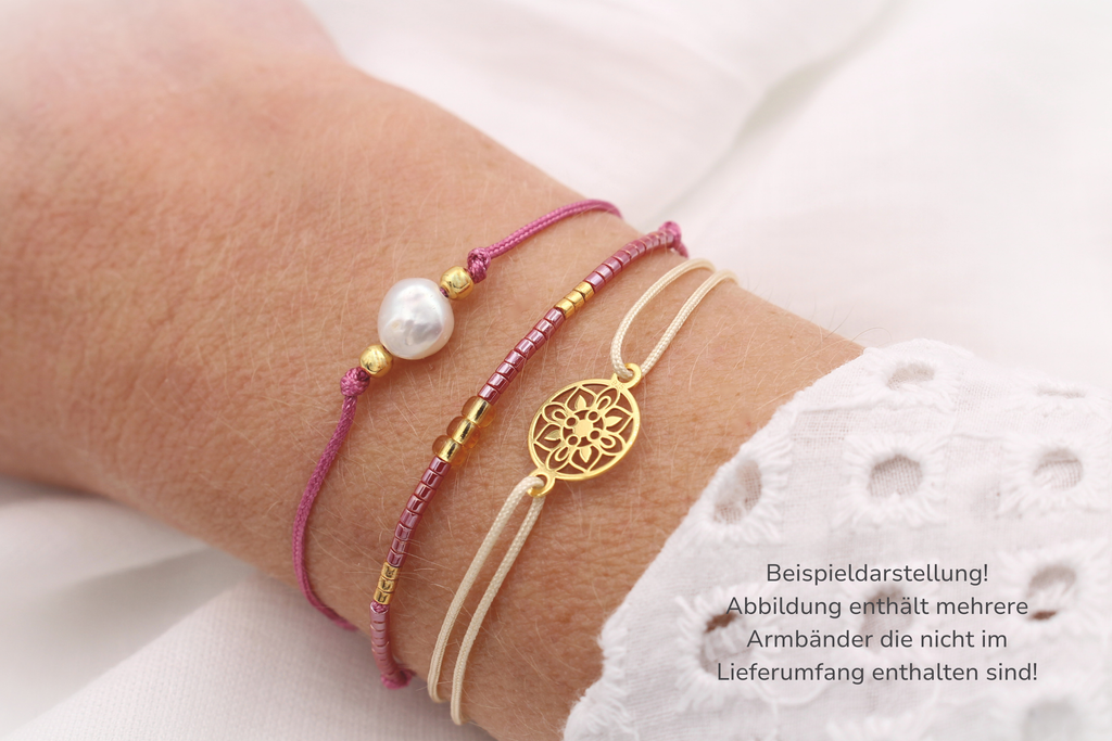 3 er Set Makramee Armbänder in gold-burgund und Cremetönen, mit Perlen perfekt als kleine Geschenkidee für Damen, filigran und edel