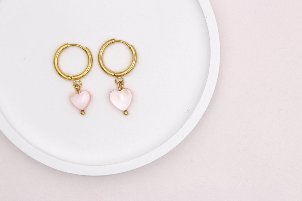 Creolen Ohrringe mit Perlen Herz Anhänger in rose und goldfarben