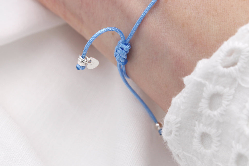 Details der Perlen und Herz Anhänger des blauen Braut Armbands