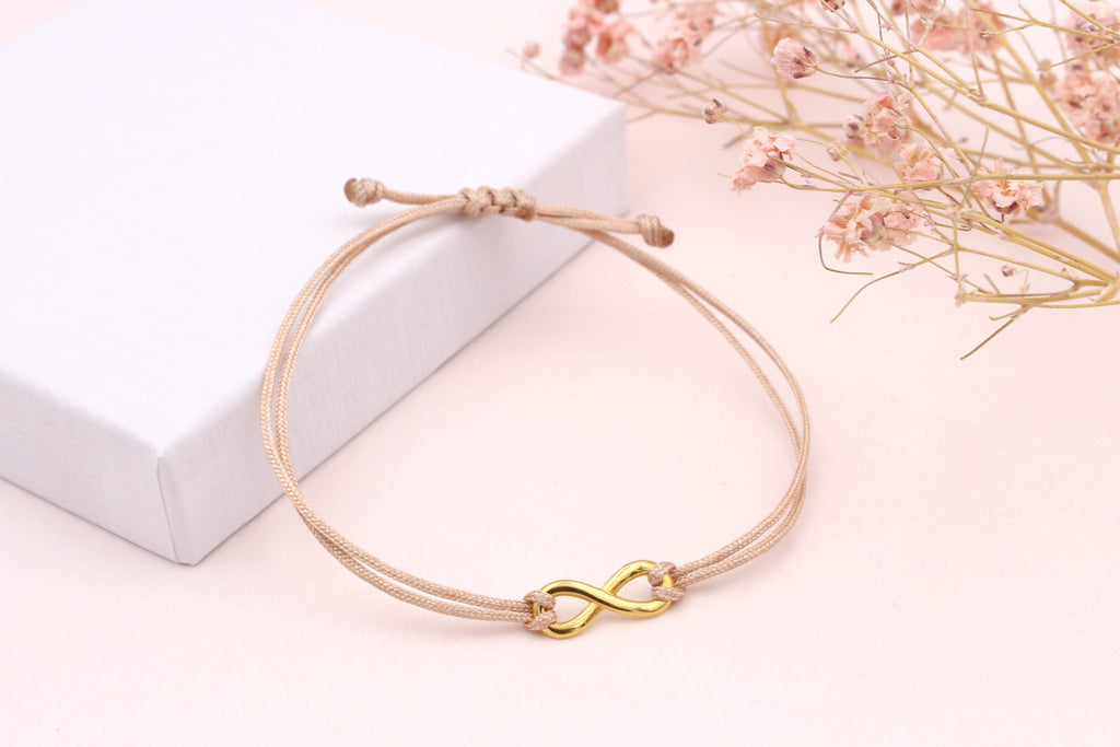 Makramee Armband mit goldfarbenem Unendlichkeitszeichen