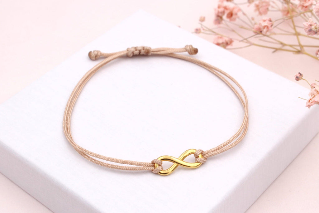 Infinity Armband Damen aus Makramee mit goldfarbenem Infinity Symbol