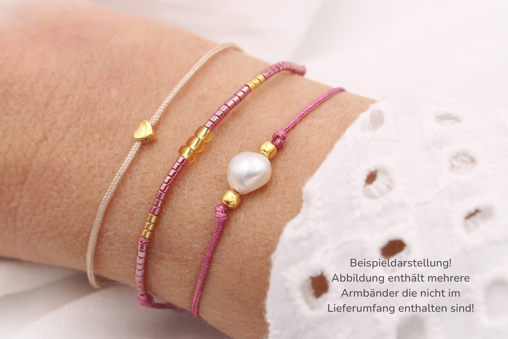 Makramee Armband mit weiteren filigranen  und zarten Armbändern kombiniert, perfekt als Geschenkidee im 3er Set.