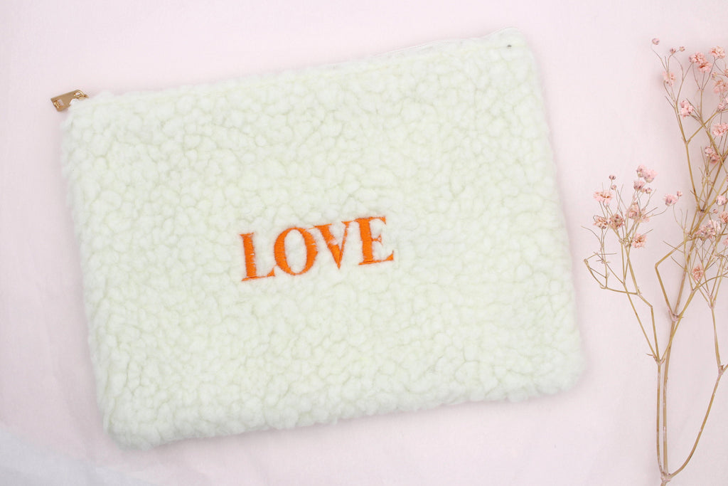 Kosmetiktasche mit Love Aufdruck in orange beige