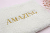 Details der gestickten Aufschrift der Teddy Style Kosmetiktasche