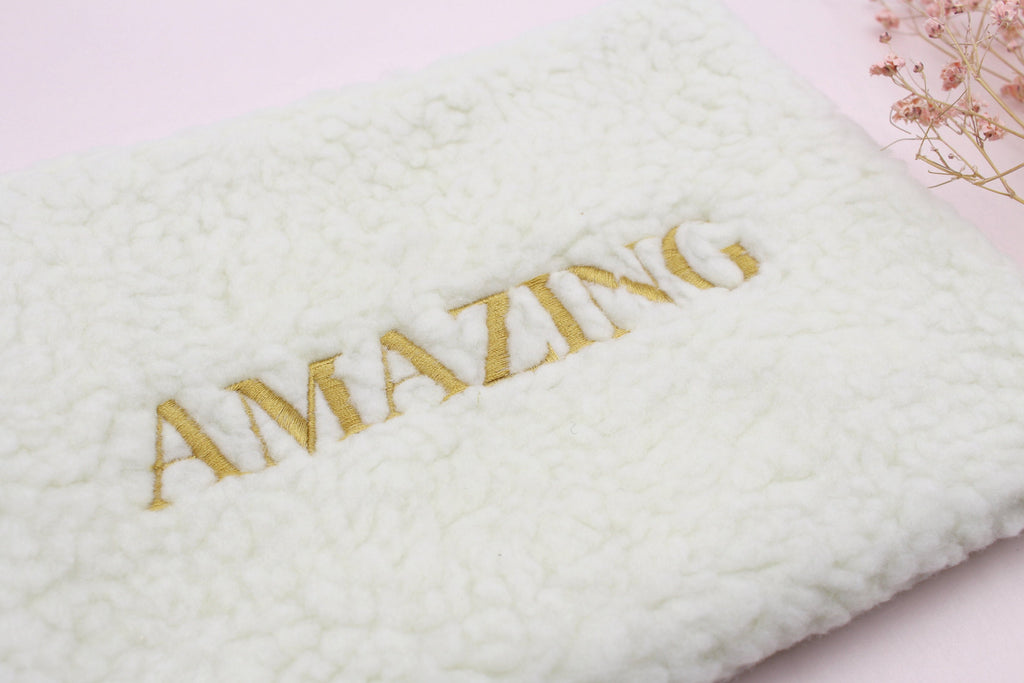 Details der gestickten Aufschrift der Teddy Style Kosmetiktasche