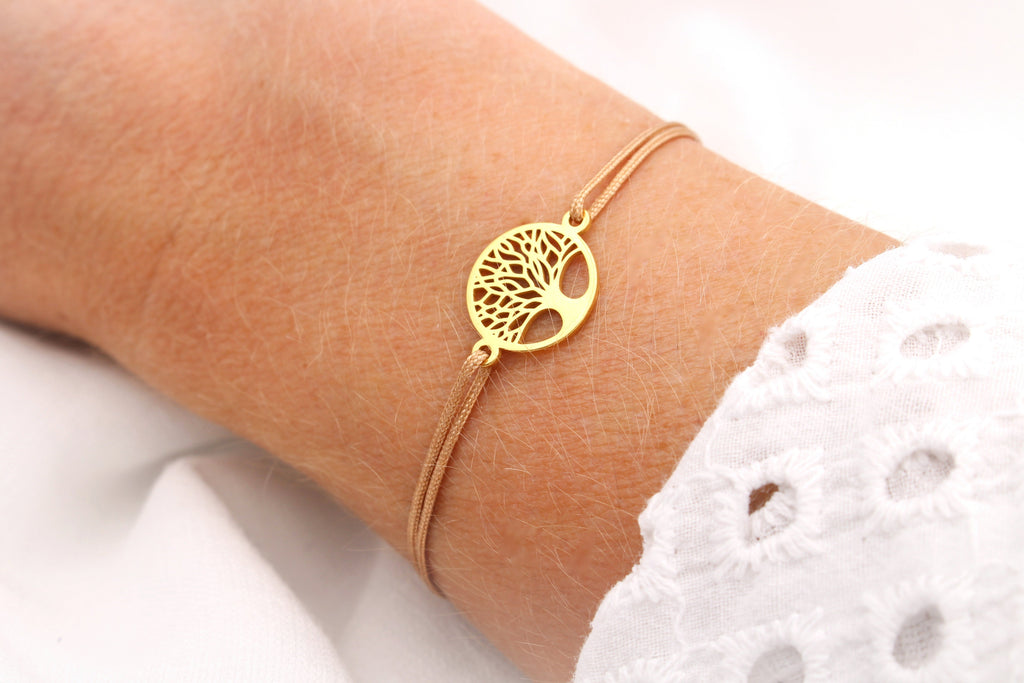 Engelsrufer Armband aus Makramee und 925 Silber am Handgelenk der Frau getragen