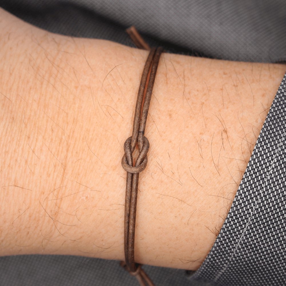 Lederarmbänder für Herren mit Infinityknoten als Symbol