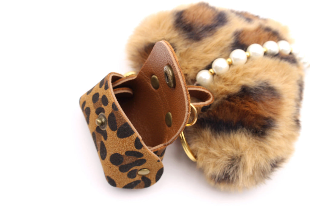 geöffnete kleine Tasche als Accessoire für deinen Taschenanhänger