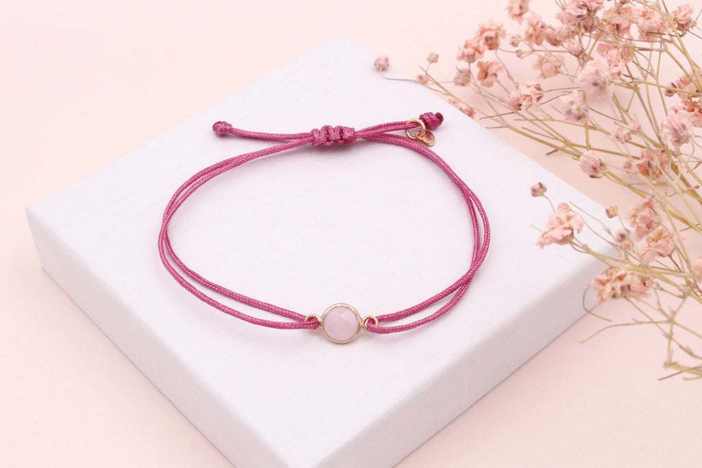 Makramee Armband mit Rosenquarz Anhänger im trendigen beeren Ton