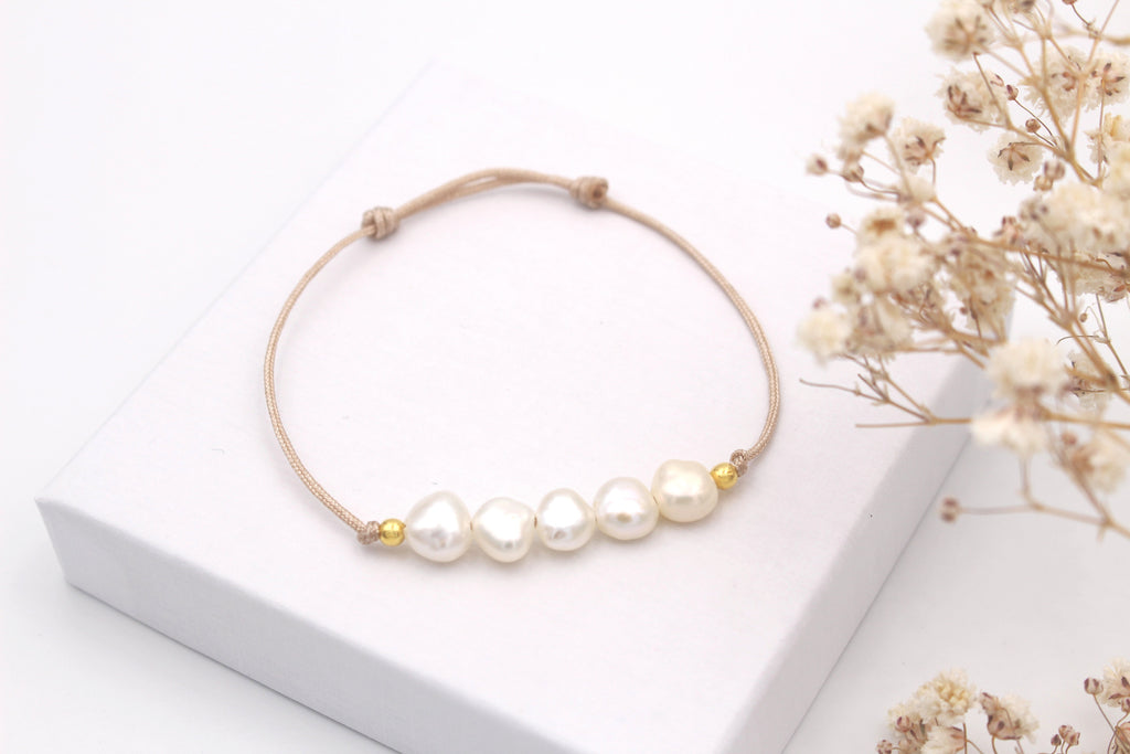 rosenholz farbenes Makramee Armband mit 5 Süßwasserperlen und 925 Silber Perlen in gold