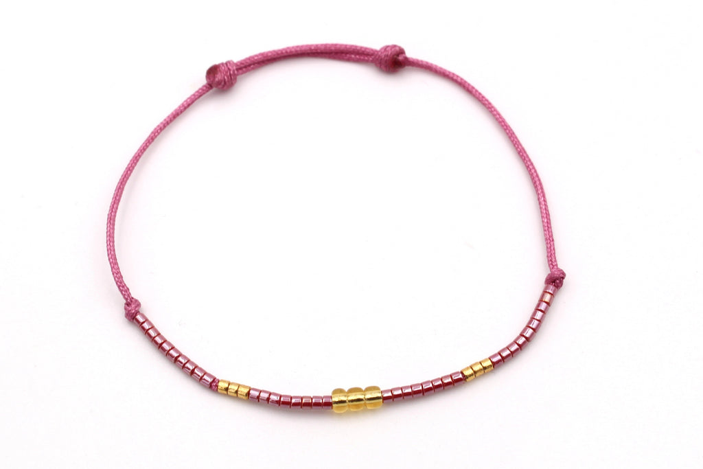 Armband Makramee mit Schiebeknoten und zarten eckigen Perlen in burgund gold