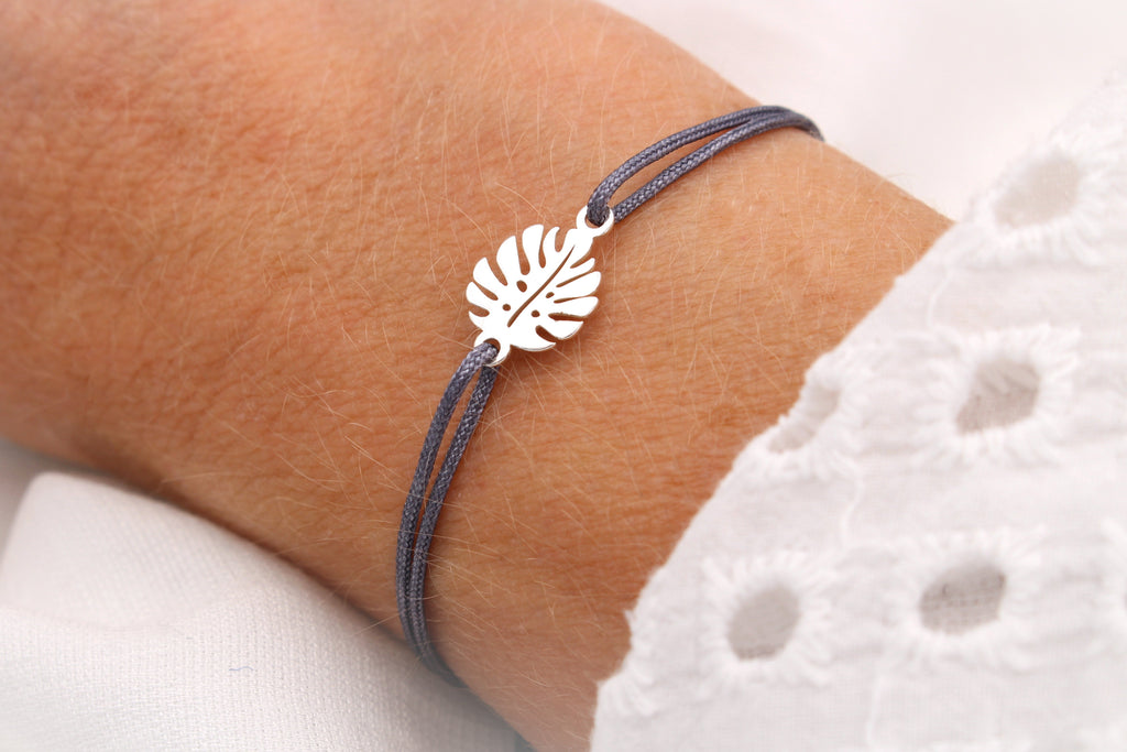 Fensterblatt Armband aus 925 Silber und Makramee am Handgelenk der Dame getragen
