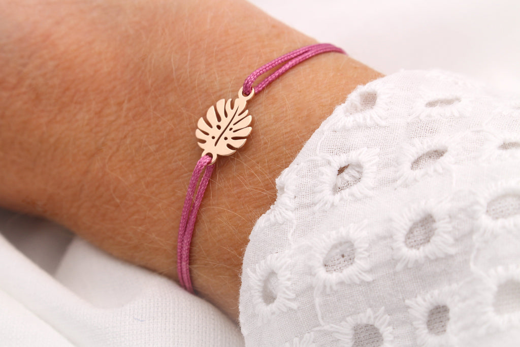 Monastera Bracelet aus 925 Silber und burgundfarbenem Makrameeband als Geschenk für die Freundin